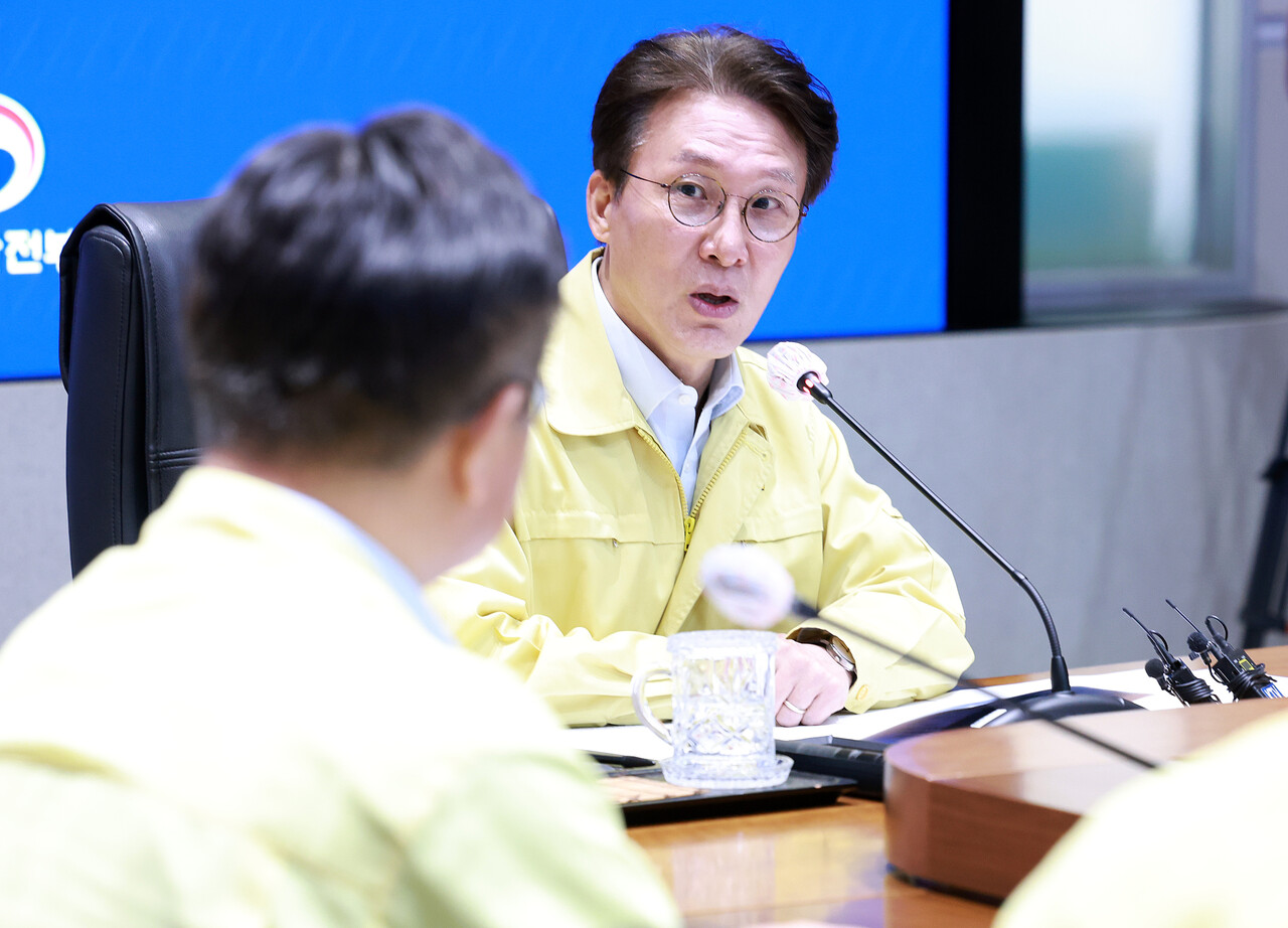 김민석 국무총리가 27일 오전 서울 종로구 정부서울청사에서 열린 국가정보자원관리원 화재 관련 대책회의에 참석해 윤호중 행정안전부 장관에게 사고 관련 지시를 하고 있다. [사진=뉴시스]