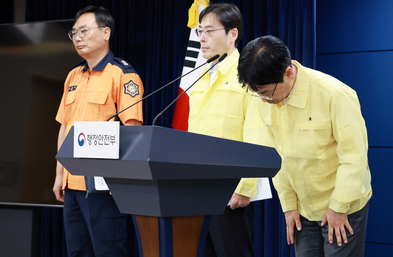 김민재 행정안전부 차관이 27일 오전 서울 종로구 정부서울청사에서 열린 국가정보자원관리원 화재 관련 브리핑을 마친후 인사를 하고 있다. [사진제공=뉴시스]