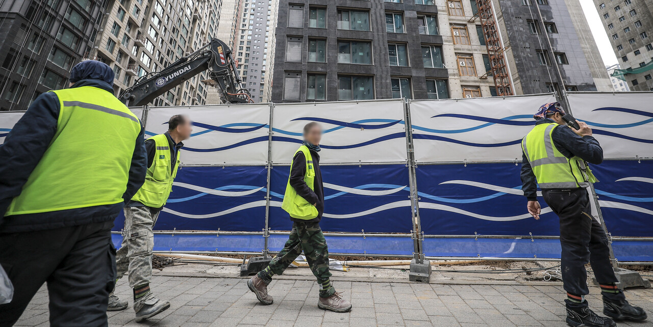 서울시내 아파트 건설현장에서 건설노동자들이 이동하고 있다. [사진=뉴시스]