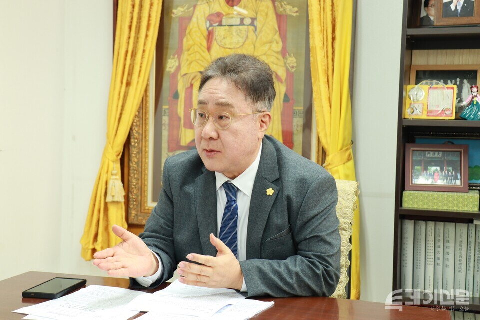 조선 제26대 임금 고종황제의 증손인 이원 황사손이 본보와의 인터뷰에 응하고 있다.&nbsp;ⓒ투데이신문