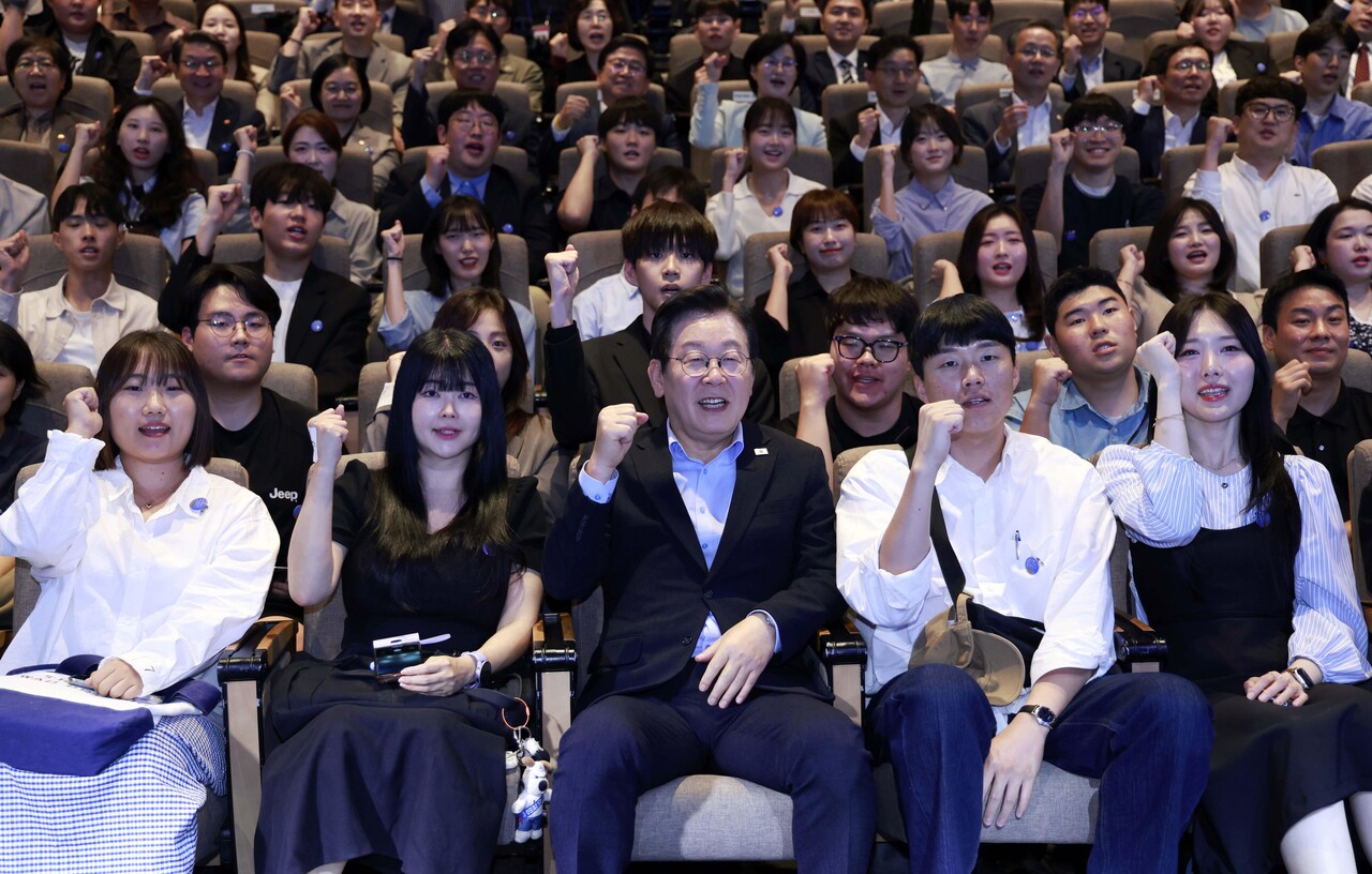 이재명 대통령이 지난 9월 19일 서울 마포구 구름아래 소극장에서 열린 2030 청년 소통·공감 토크콘서트에서 참석자들과 기념촬영을 하고 있는 모습. [사진제공=뉴시스]