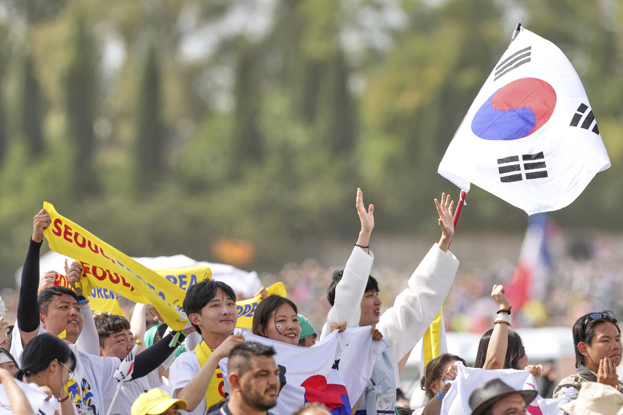 지난 8월 3일(현지 시간) 이탈리아 로마 외곽 토르 베르가타 광장에서 열린 '젊은이의 희년' 미사 행사에서 교황 레오 14세가 미사를 집전하는 동안 한국 청년 순례자들이 태극기를 흔들고 있는 모습. [사진제공=뉴시스]&nbsp;<br>