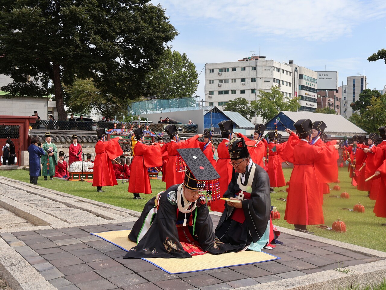 지난 9월 27일 이원 황사손이 서울 종로구 사직단에서 사직대제(땅과 곡식의 신에게 드리는 국가적인 제사)를 거행하고 있다. [사진제공=대한황실문화원]