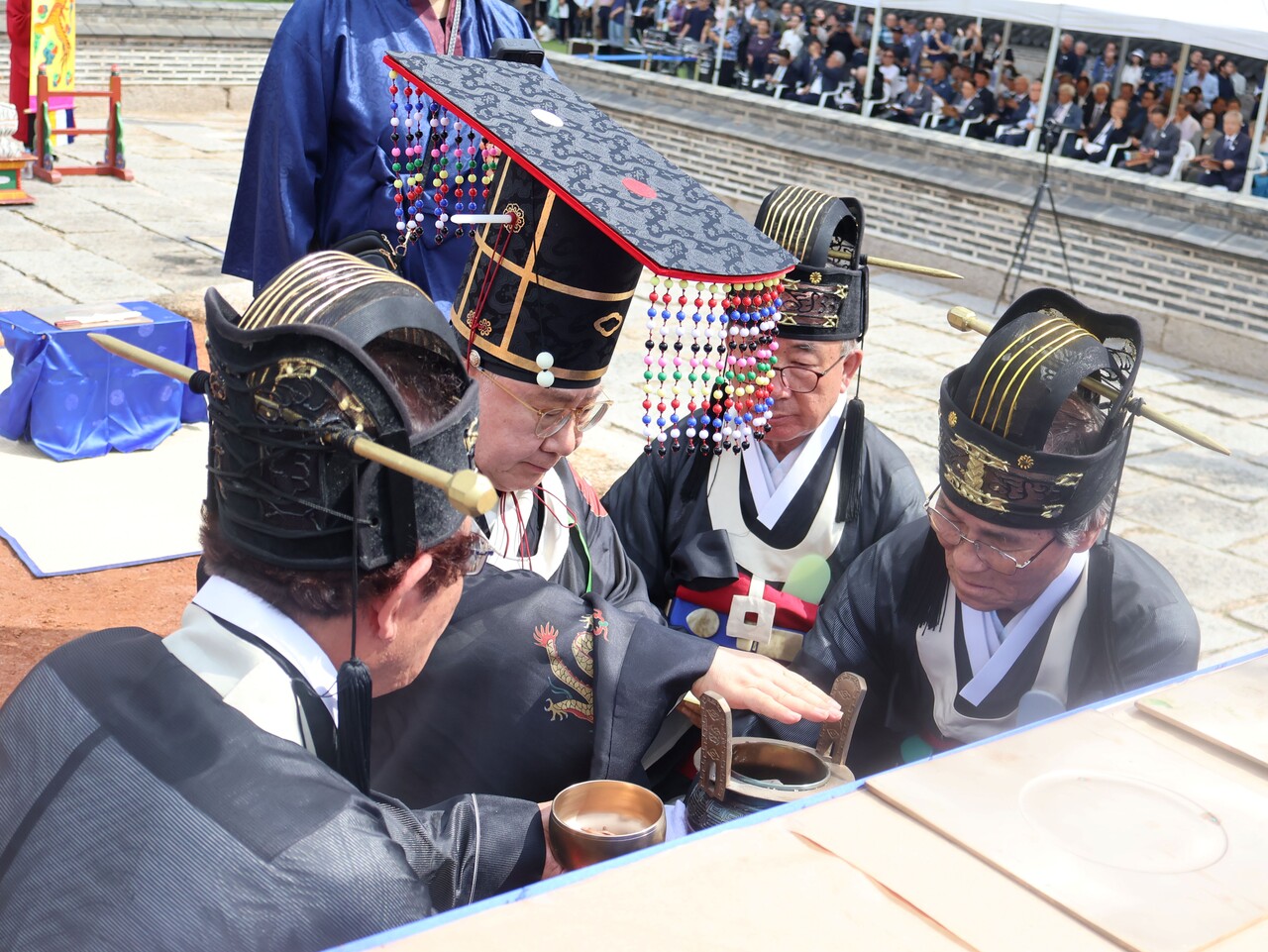 지난 9월 27일 이원 황사손이 서울 종로구 사직단에서 사직대제(땅과 곡식의 신에게 드리는 국가적인 제사)를 거행하고 있다. [사진제공=대한황실문화원]