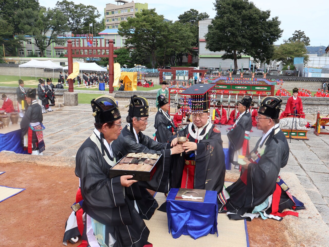 지난 9월&nbsp;27일 이원 황사손이 서울 종로구 사직단에서 사직대제(땅과 곡식의 신에게 드리는 국가적인 제사)를 거행하고 있다. [사진제공=대한황실문화원]