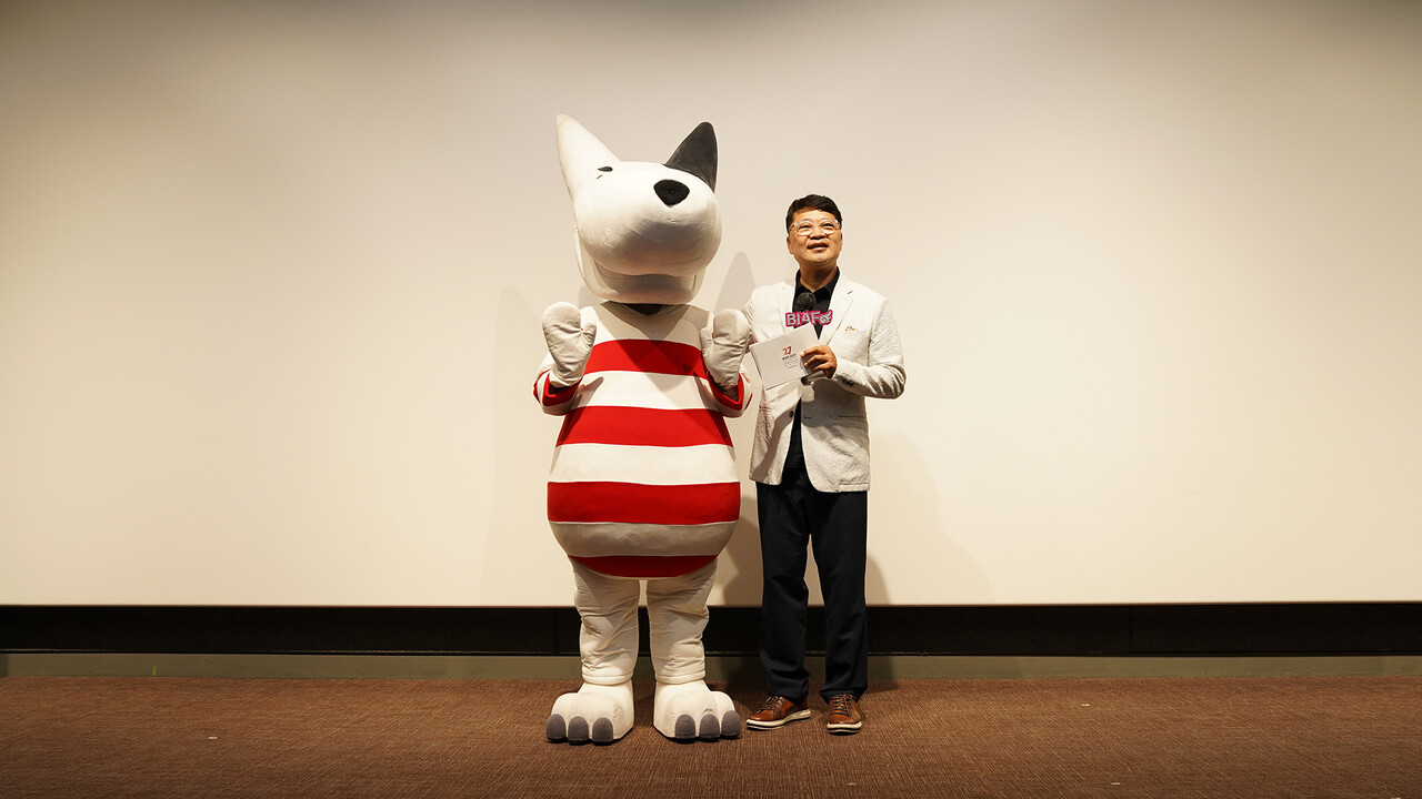 29일 개최된 BIAF2025에 참가한 (왼쪽부터) 마스코트 뿌부와 서채환 조직위원장&nbsp;[사진제공=BIAF2025 사무국]