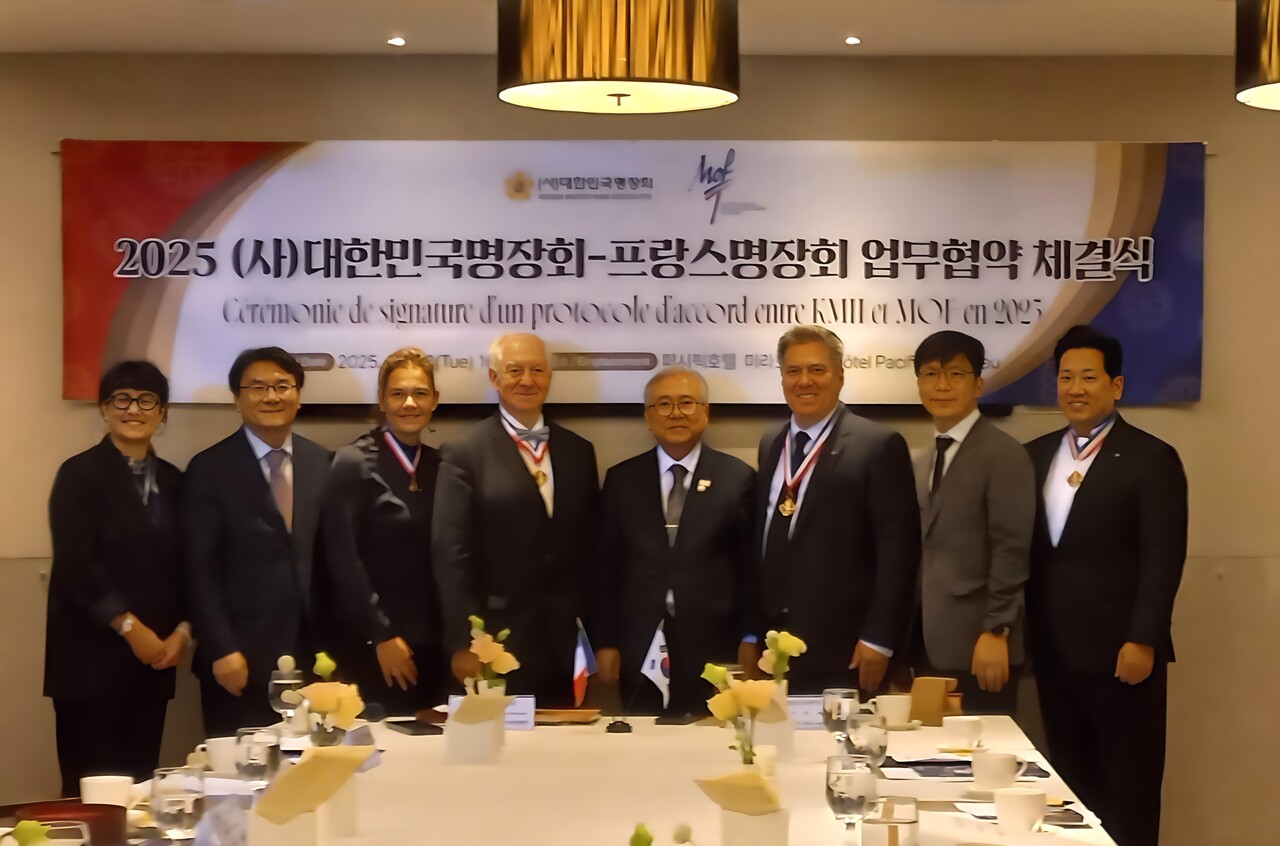 지난 30일 대한민국명장회-프랑스명장회 업무협약 체결식에 참석한 (왼쪽부터) 프랑스명장회 이사벨 브르토메 명장, 한국산업인력공단 이우영 이사장, 프랑스 남부지역 에므린느 델쏘 회장, 장 프랑스와 지라 르댕 프랑스명장회 회장, 서완석 대한민국명장회 회장, 프레데릭 고데뜨 프랑스명장회 부회장,&nbsp;글로벌숙련기술진흥원 권기목 원장, 프랑스명장회 김영훈 명장 [사진제공=대한민국명장회 사무국]