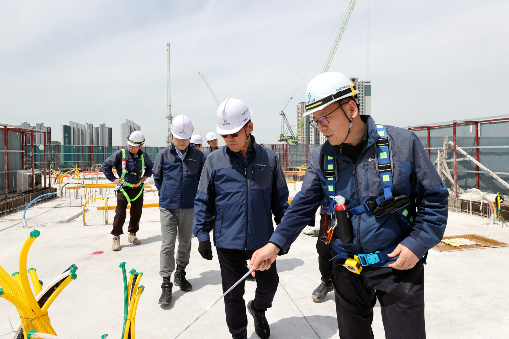 지난 5월 대우건설 김보현 사장(오른쪽 두 번째)이 부천 송내역 푸르지오센트비엔 현장에서  안전점검을 진행하고 있다. [사진=대우건설]