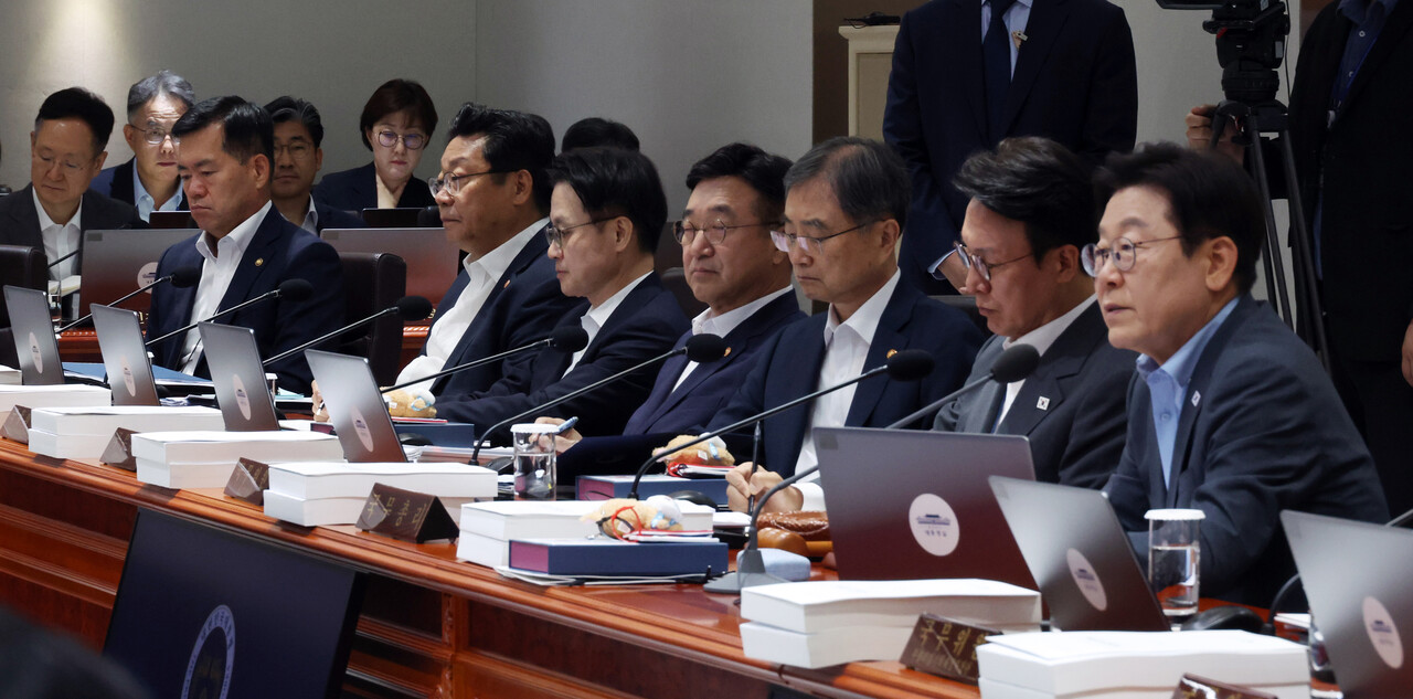 지난 8월 12일&nbsp; 당시 봉욱(왼쪽) 민정수석, 김현지 총무비서관 등 배석자들이 서울 용산 대통령실 청사에서 열린 국무회의에서 이재명 대통령의 발언을 듣고 있는 모습. [사진제공=뉴시스/대통령실통신사진기자단]&nbsp;<br>