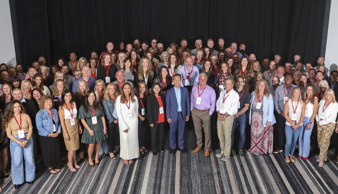 SK바이오팜 미국 법인인&nbsp;SK라이프사이언스가&nbsp;지난달&nbsp;29일부터&nbsp;1일(이하 현지 시각)까지 미국 일리노이주 시카고에서 POA 미팅을 연 가운데 참석자들이 기념 사진을 찍고 있다.&nbsp; [사진=SK바이오팜]