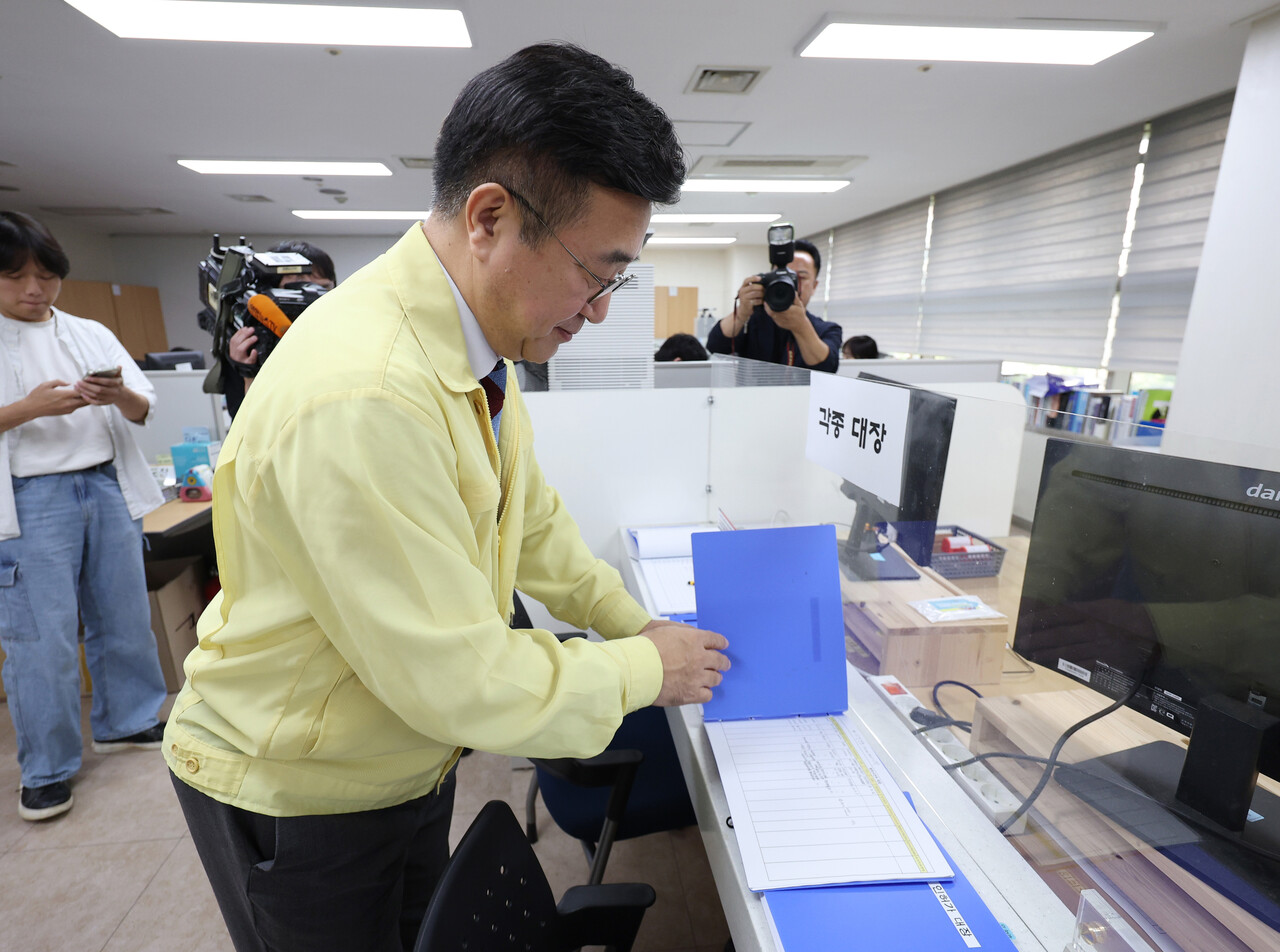 행정안전부 윤호중 장관이 2일 서울 마포구 서울서부고용노동지청을 찾아 국가정보자원관리원 화재로 인한 전산장애 관련 민생점검을 진행하고 있다. [사진제공=뉴시스]