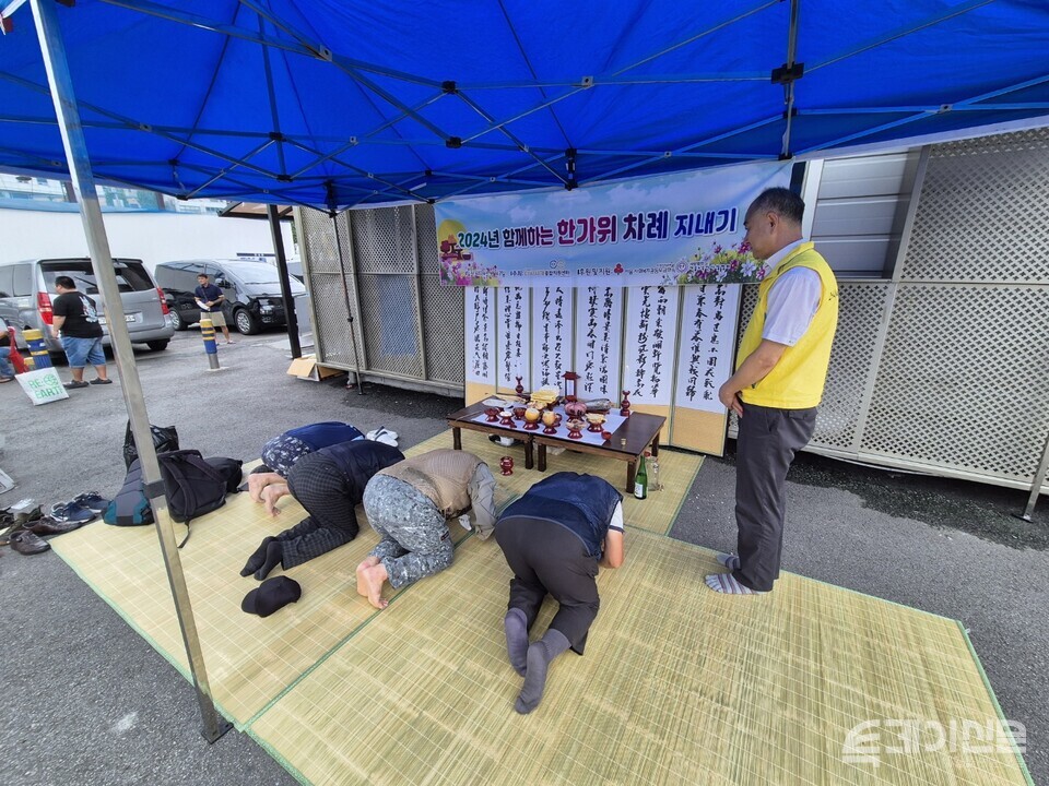 지난해 추석 명절을 맞아 서울역 광장에서 노숙인들이 다시서기희망지원센터가 마련한 차례를 지내며 절을 올리고 있다. [사진제공=다시서기종합지원센터]