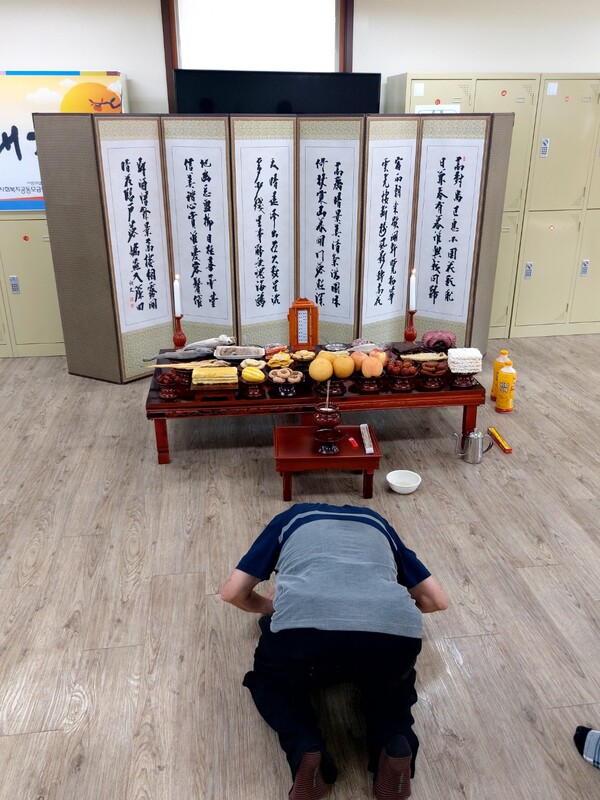 서울 용산구 갈월동에 위치한 다시서기종합지원센터에서 명절을 맞아 노숙인들이 차례를 올리고 있다. [사진제공=다시서기종합지원센터]