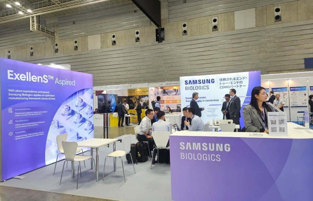 지난 8일부터 10일까지 일본 요코하마에서 열린 바이오 재팬 2025 행사장에 마련된 삼성바이오로직스 단독 부스에서 삼성바이오로직스 관계자들이 미팅을 진행하고 있다. [사진=삼성바이오로직스]