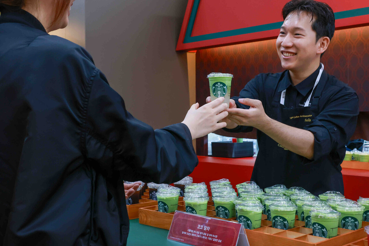 서울시 성동구 성수동 에스팩토리 D동 美지엄 행사장 스타벅스 부스에서 스타벅스 파트너가 고객에게 30일 출시 예정인 크리스마스 프로모션 음료 '코코 말차'를 제공하고 있다. [사진=스타벅스 코리아]