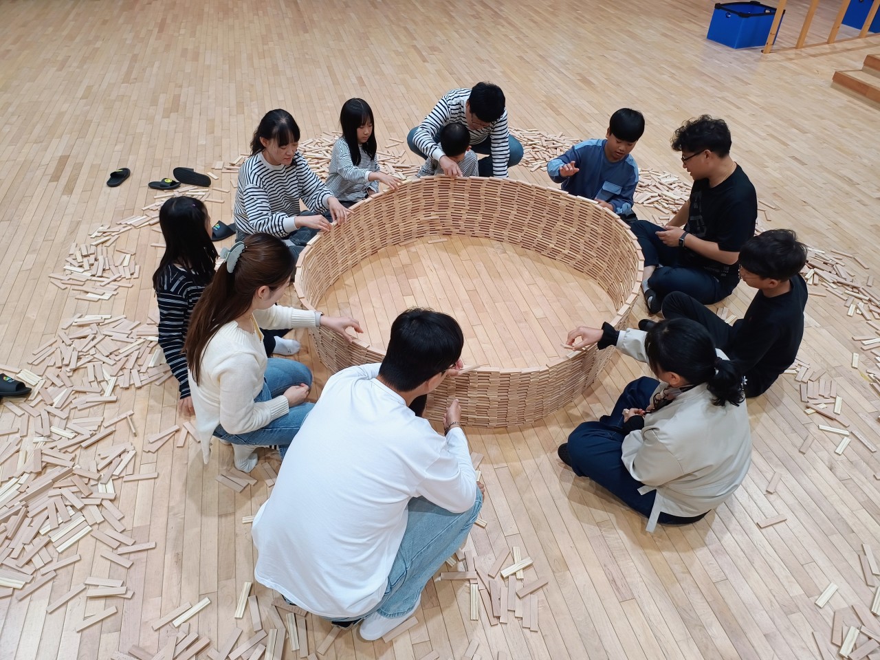 소통을 위한 카프라 쌓기 활동 중인 나눔숲캠프 참가자들 [사진=교보생명]