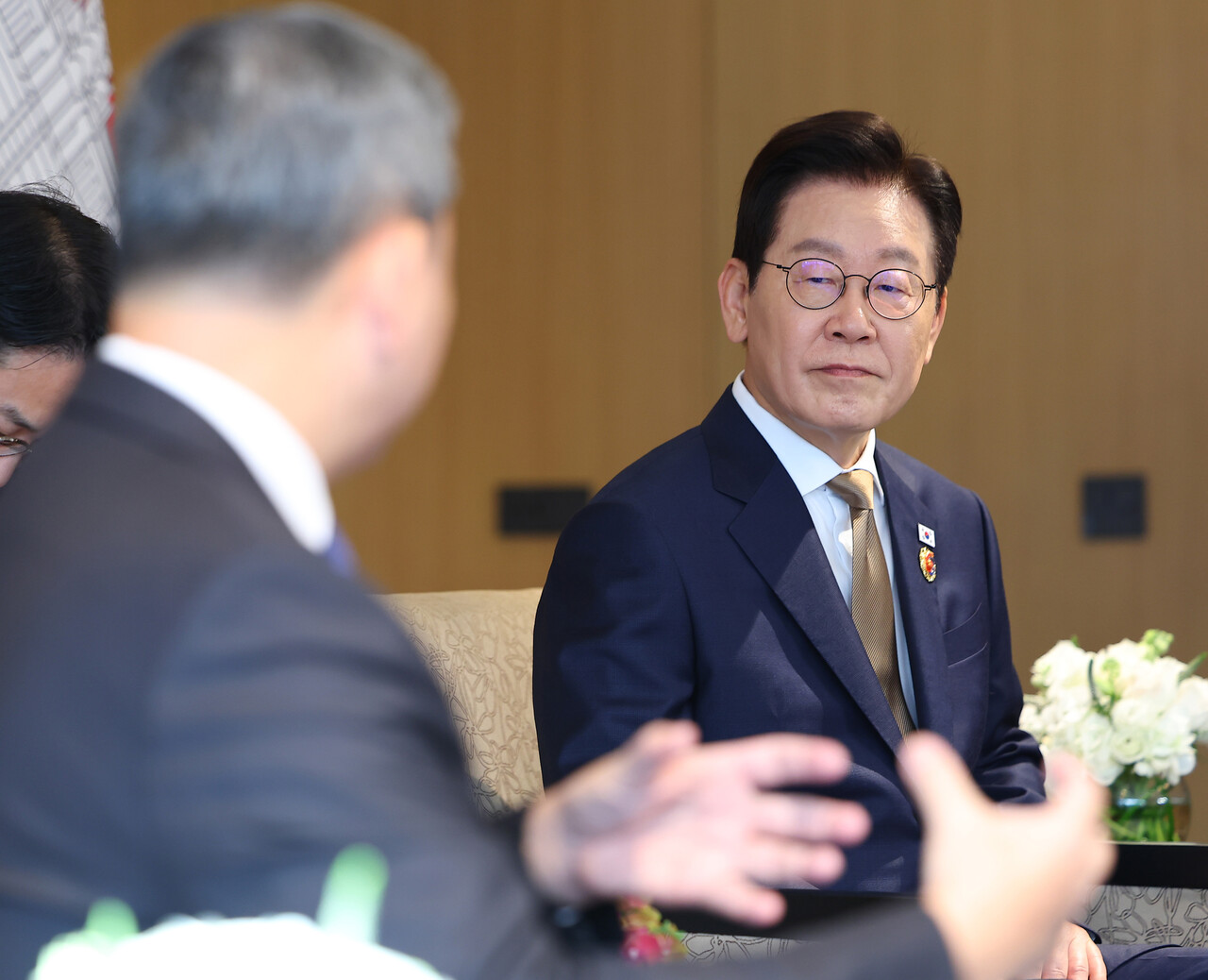 이재명 대통령이 훈 마네트 캄보디아 총리와 27일(현지 시간) 말레이시아 쿠알라룸푸르 소재 한 호텔에서 정상회담을 하고 있다. [사진제공=뉴시스]