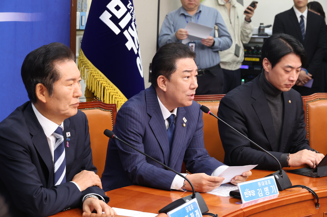 더불어민주당 김병기 원내대표(가운데)가 27일 서울 여의도 국회에서 진행된 최고위원회의에참석해 있다. [사진제공=뉴시스]