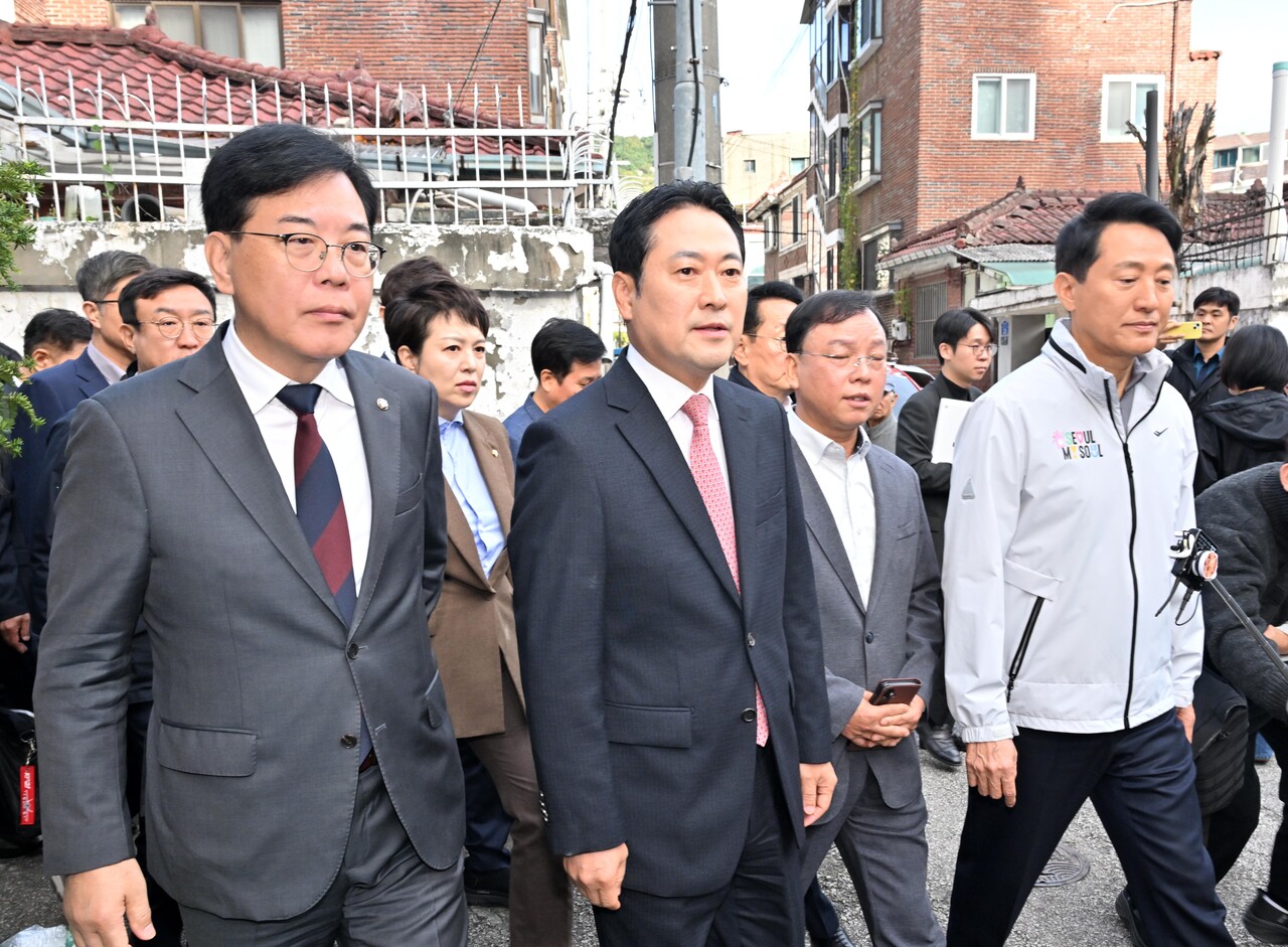 국민의힘 장동혁(가운데) 대표와 송언석 원내대표, 오세훈(오른쪽) 서울시장이 지난 24일 서울 노원구 상계5 재정비촉진구역 현장을 돌아보고 있다. [사진제공=뉴시스]