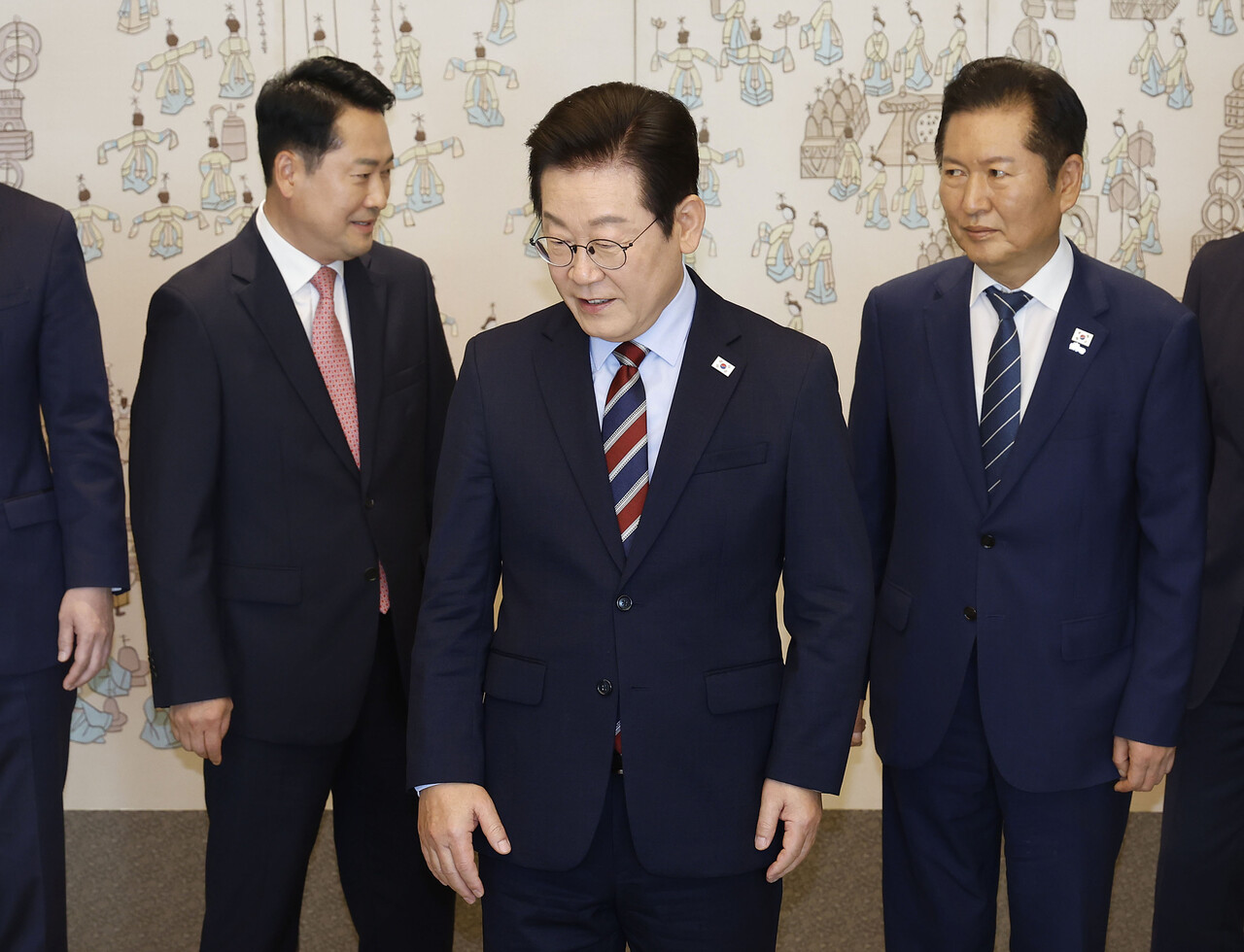 이재명 대통령이 지난달 8일 서울 용산 대통령실 청사에서 진행된 여야 지도부 오찬 회동에서 더불어민주당 정청래 대표, 국민의힘 장동혁 대표와 기념촬영을 촬영한 뒤 자리로 돌아가고 있다. [사진제공=뉴시스] <br>