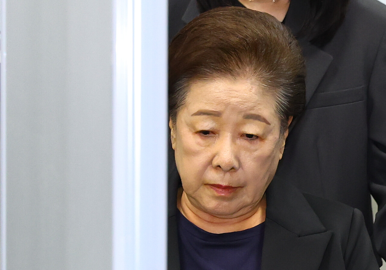 청탁금지법과 정치자금법 위반 등 혐의를 받는 한학자 통일교 총재가 지난달 22일 서울 서초구 서울중앙지방법원에서 열린 영장실질심사를 마친 뒤 법정을 나서고 있다. [사진제공=뉴시스]