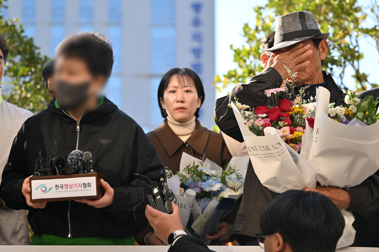 '청산가리 막걸리 살인 사건'으로 중형을 선고받았던 A씨와 B씨가 지난 28일 광주 동구 광주지법에서 열린 재심 선고 공판 결과 무죄를 선고받은 뒤 기자들을 만나고 있다. [사진제공=뉴시스]