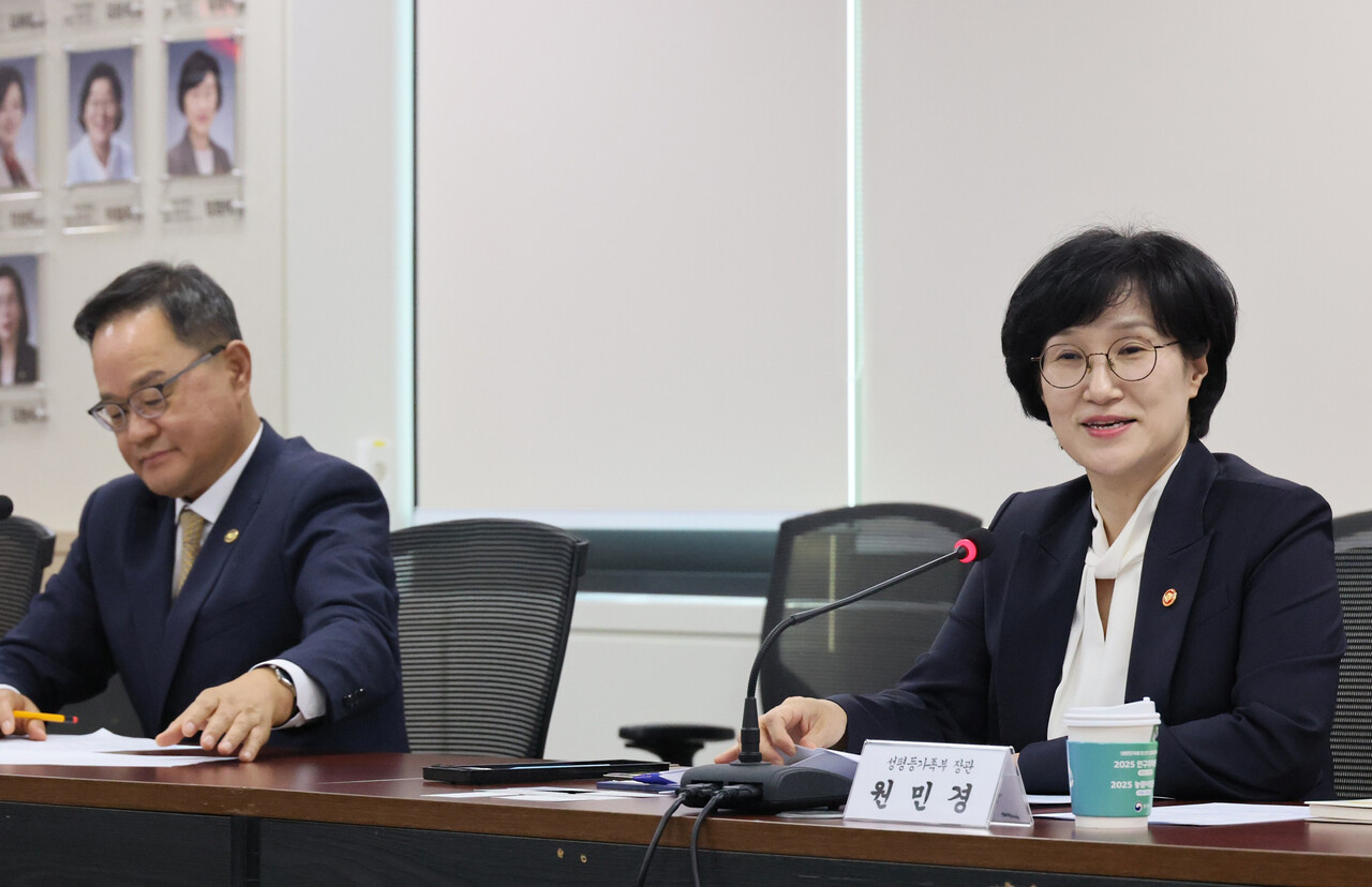 성평등가족부 원민경(오른쪽) 장관이 지난 20일 정부서울청사에서 진행된 여성노동연대회의 현장소통 간담회에 참석해 관계자들과 논의하고 있다. [사진제공=뉴시스]