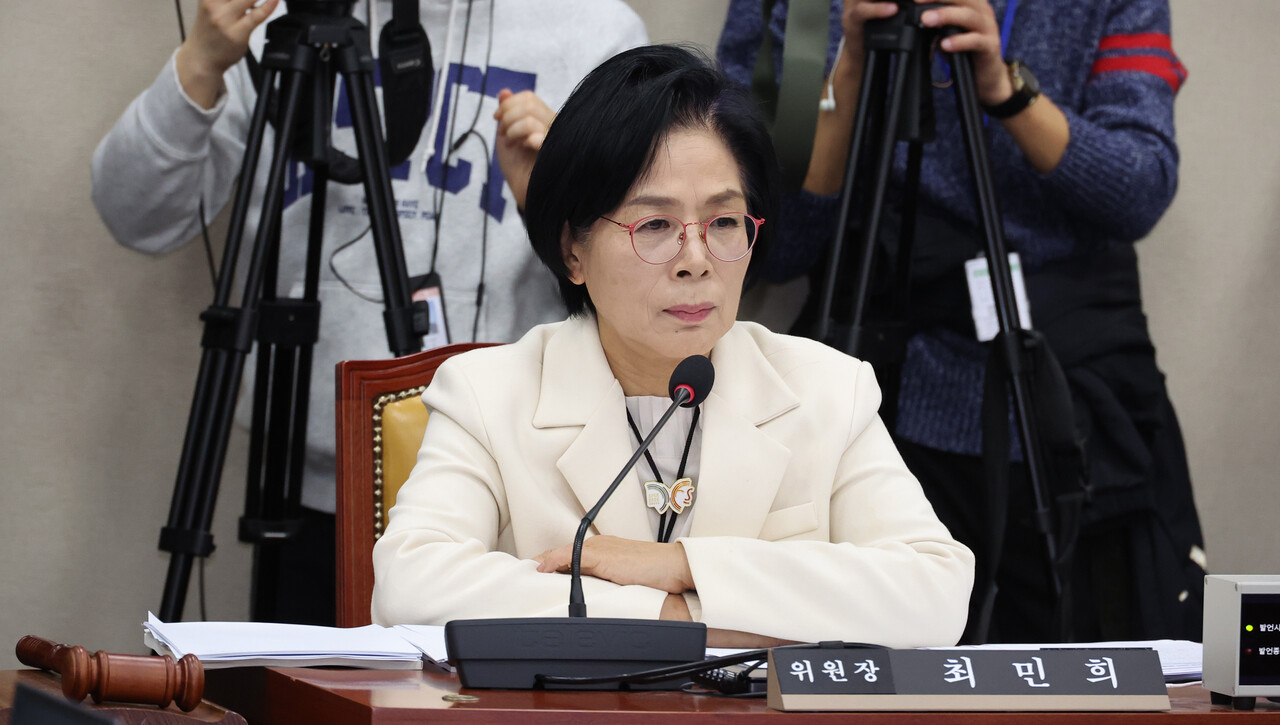 국회 과학기술정보방송통신위원회 최민희 위원장이 지난 29일 서울 여의도 국회에서 진행된 과학기술정보통신부 등에 대한 국정감사를 진행하고 있다. [사진제공=뉴시스]<br>