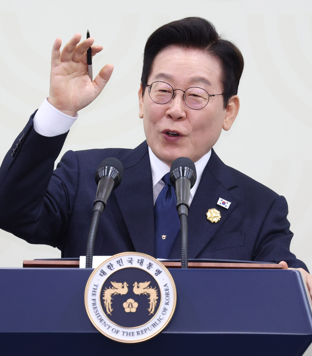 이재명 대통령이 1일 경북 경주화백컨벤션센터(HICO) 내 마련된 APEC(아시아태평양경제협력체) 정상회의 국제미디어센터(IMC)에서 기자회견을 하고 있다. [사진제공=뉴시스]