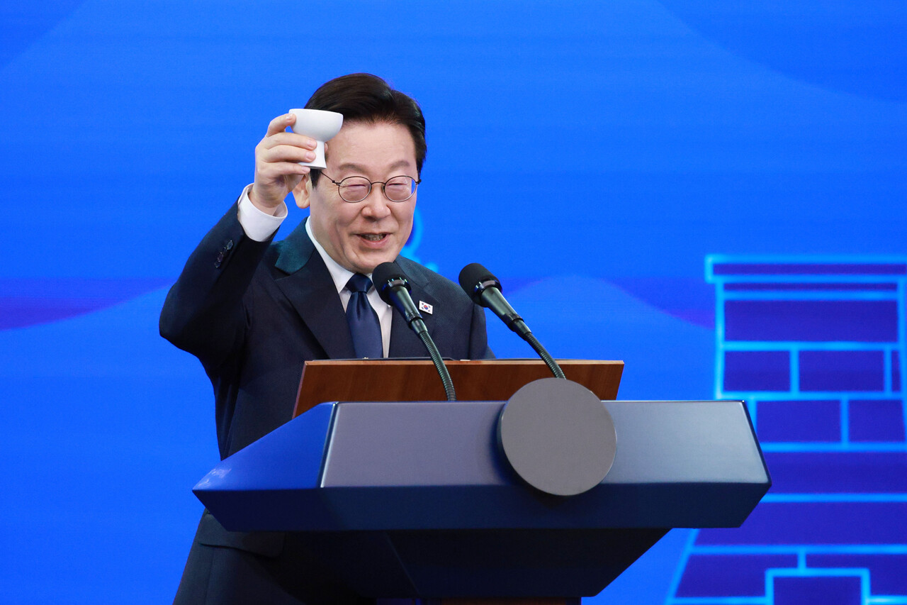 이재명 대통령이 지난 1일 경북 소노캄 경주 그랜드볼룸에서 개최된 한중 국빈만찬에서 건배 제의를 하고 있는 모습. [사진제공=뉴시스]