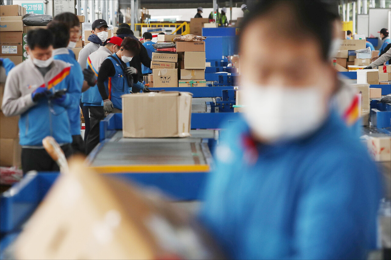 지난 2020년 10월 서울 서초구 CJ대한통운 강남2지사 터미널 택배분류 작업장에서 택배기사들이 택배 분류 작업을 하고 있다. [사진제공=뉴시스]