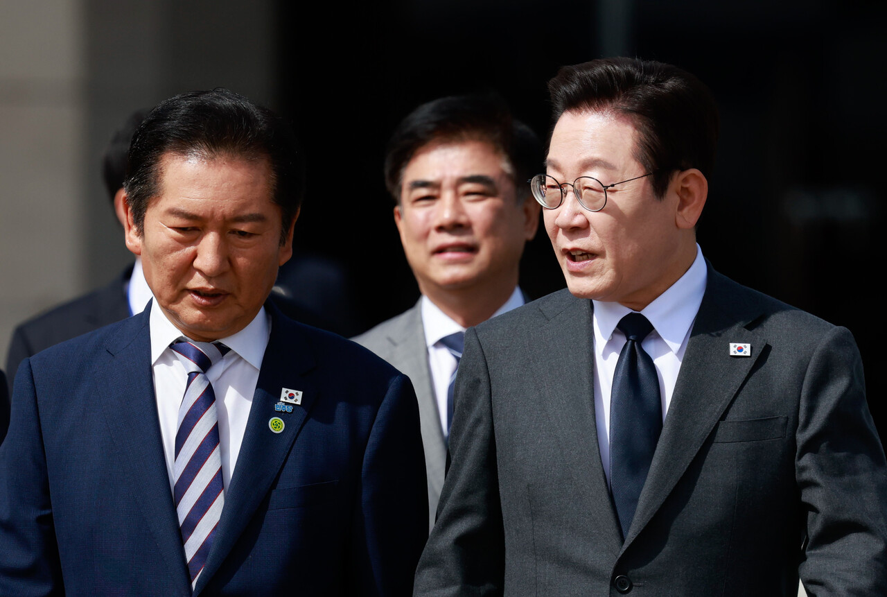 유엔 총회에 참석하는 이재명 대통령이 9월 22일 경기 성남 서울공항에서 정청래 더불어민주당 대표와 대화를 나누고 있다. [사진제공=뉴시스]<br>