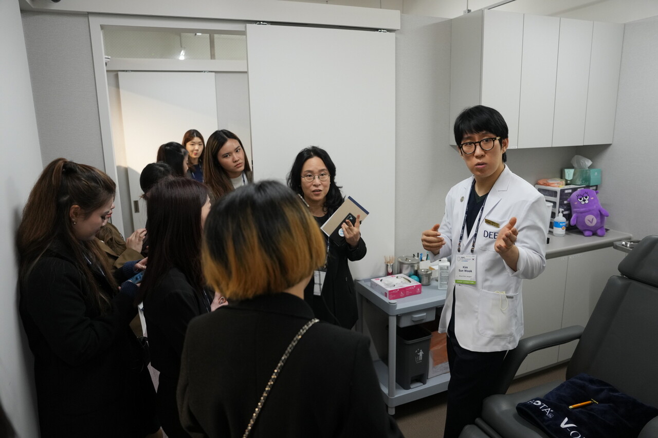 나보타 마스터 클래스에서 한국 의료 현장 투어가 진행되고 있다. [사진=대웅제약]