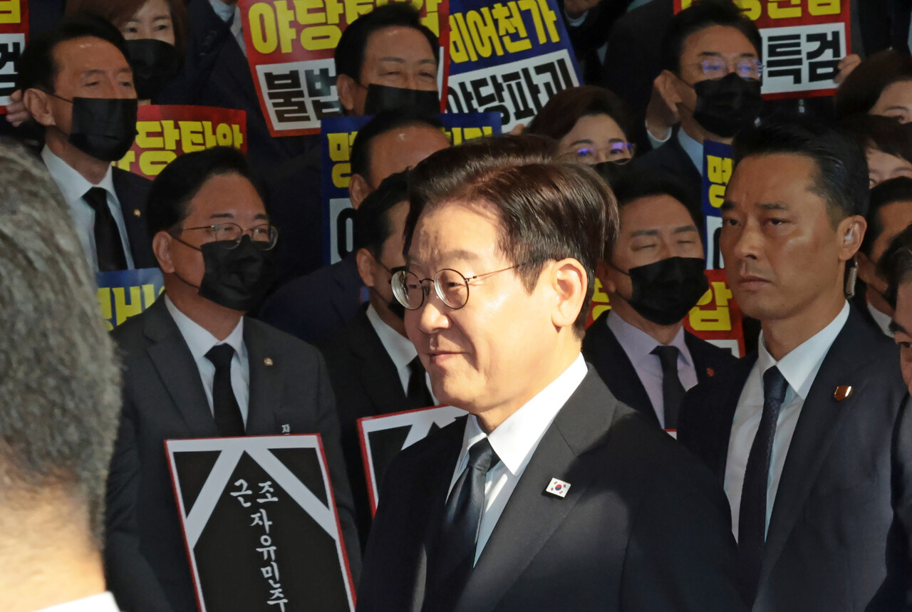 이재명 대통령이 4일 오전 서울 여의도 국회에서 시정연설을 위해 걸음을 옮기고 있는 가운데, 국민의힘 의원들이 검은 양복과 넥타이를 메고 마스크를 쓴 채 침묵시위를 하고 있다. [사진제공=뉴시스]