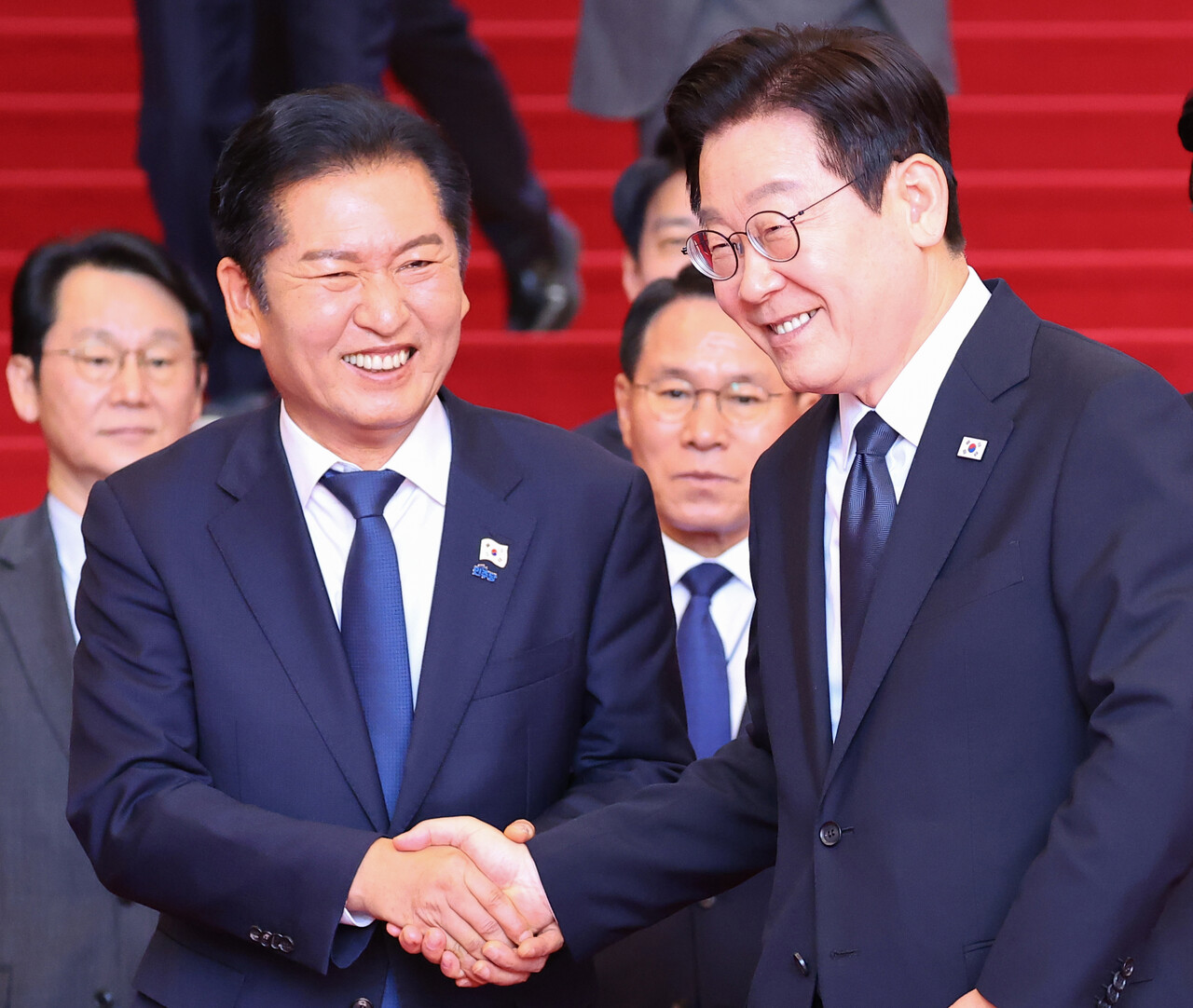 이재명 대통령이 4일 서울 여의도 국회에서 열린 2026년도 정부 예산안에 대한 시정연설을 마치고 정청래 더불어민주당 대표와 인사하고 있다. [사진제공=뉴시스]