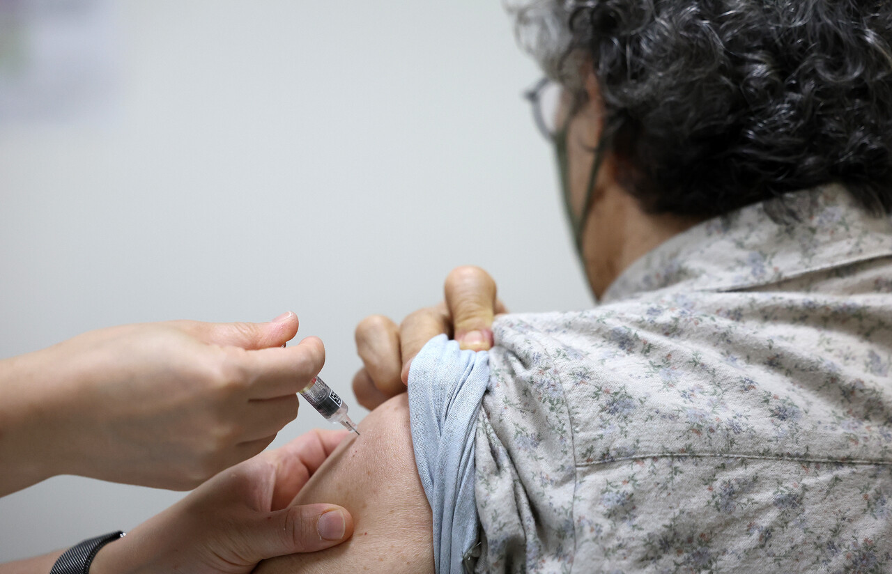 지난달 15일 대구의 한 병원에서 어르신이 독감 무료 예방 접종을 받고 있다. [사진제공=뉴시스]