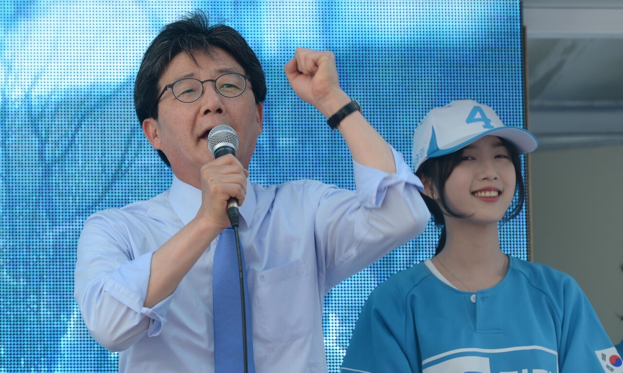 유승민 바른정당 대선후보가 지난 2017년 5월 대구 중구 동성로 대구백화점에서 열린 유세에서 지지를 호소하는 연설을 하고 있다. 오른쪽은 딸 유담 씨. [사진제공=뉴시스]