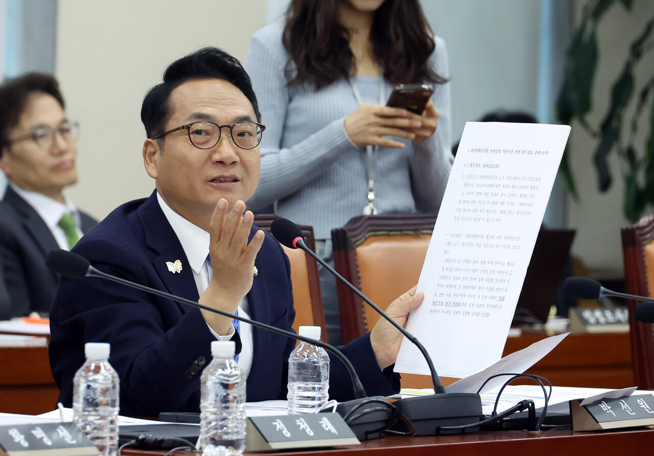 박선원 더불어민주당 의원이 17일 서울 여의도 국회에서 열린 국방위원회의 방위사업청 등 국정감사에서 석종건 방위사업청장에게 질의하고 있다. [사진제공=뉴시스]