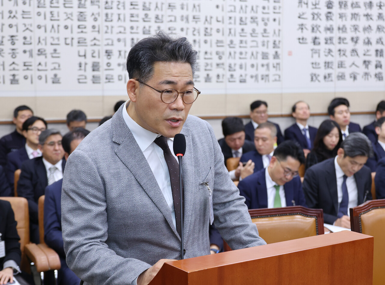 백해룡 경정이 지난달 27일 서울 여의도 국회에서 열린 법제사법위원회의 대검찰청에 대한 국정감사에서 질의에 답하고 있다. [사진제공=뉴시스]
