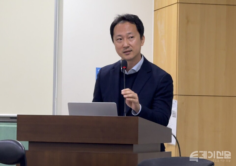 6일 오전 서울 여의도 국회에서 열린 '기후금융 연속세미나 #04 한국형 전환금융 활성화 방안' 토론회에서 발제를 맡은 금융감독원 황재학 수석조사역이 발언하고 있다. ⓒ투데이신문<br>