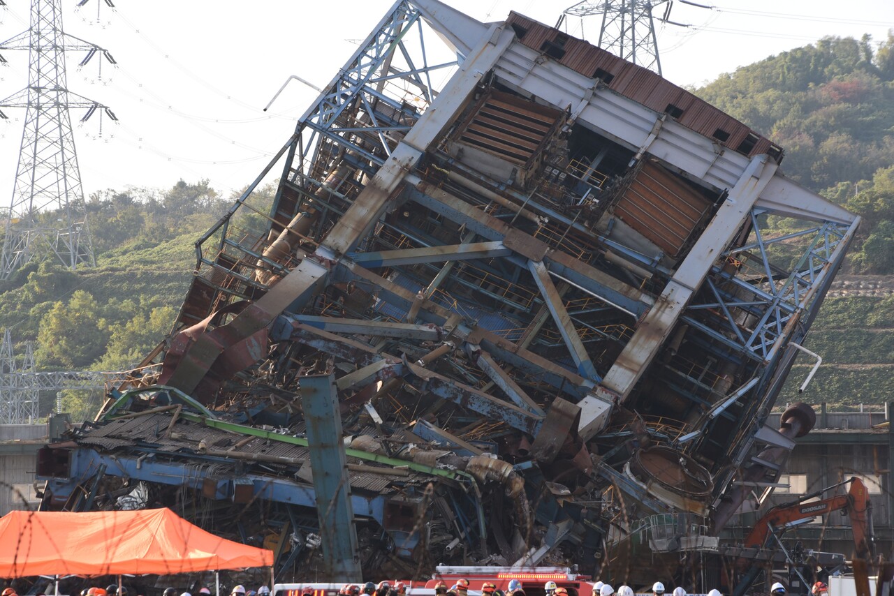 6일 오후 울산 남구 용잠동 한국동서발전 울산화력발전소에서 대형 구조물이 무너져 작업자 7명이 매몰되는 사고가 발생했다. [사진제공=뉴시스]