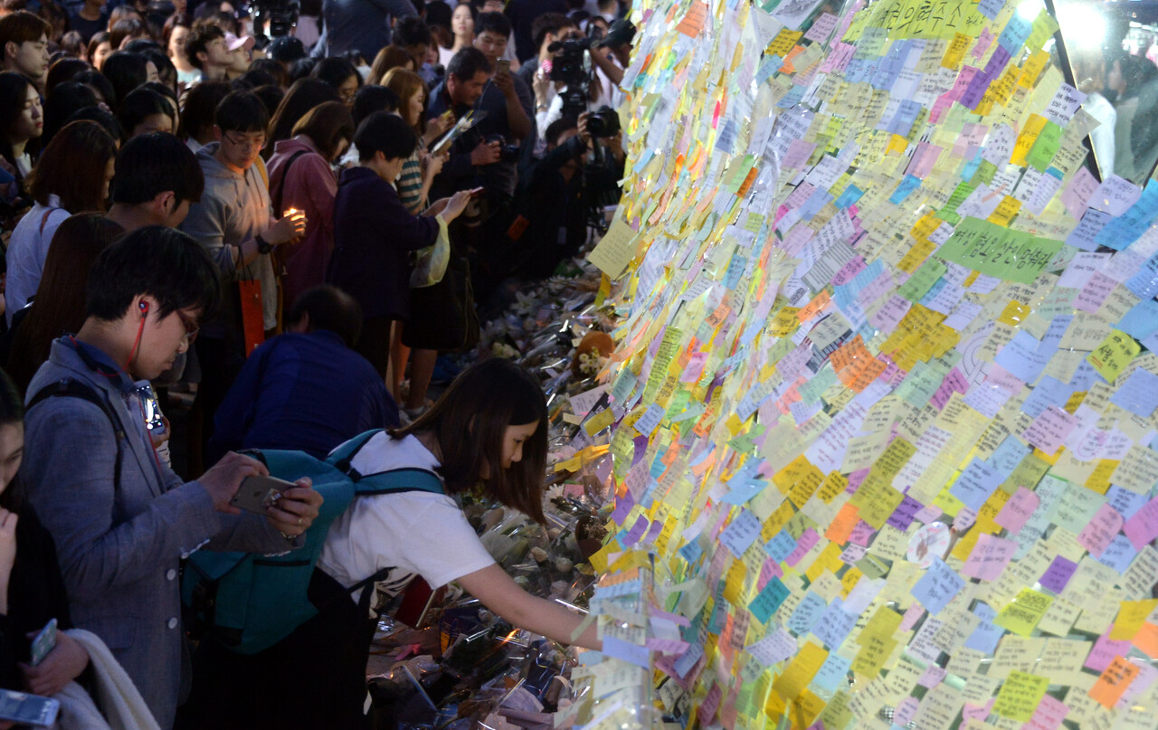 2016년 5월 22일 오전 시민들이 ‘강남 묻지마 살인사건’ 피해자 여성을 추모하기 위해 서울 강남구 서울지하철 2호선 강남역 10번 출구를 찾은 모습. [사진제공=뉴시스]