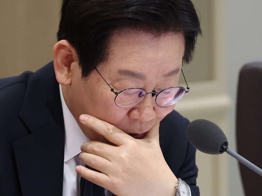 이재명 대통령이 지난 4일 서울 용산 대통령실 청사에서 열린 국무회의에서 자료를 살펴보고 있다. [사진제공=뉴시스]<br>