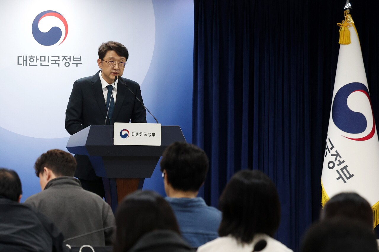 과학기술정보통신부 최우혁 네트워크정책실장이 6일 오후 서울 종로구 정부서울청사에서 KT 침해사고 중간결과를 발표하고 있다. [사진=뉴시스]