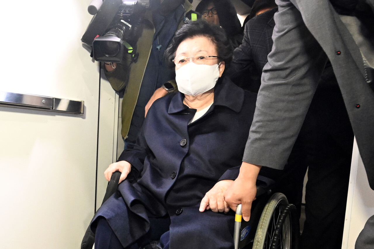 금거북이 등 금품을 건네고 인사를 청탁했다는 의혹을 받는 이배용 전 국가교육위원장이 6일 오전 서울 종로구 KT광화문빌딩 웨스트에 마련된 김건희 여사 관련 의혹을 수사하는 민중기 특별검사 사무실에 참고인 신분으로 출석하고 있다. [사진제공=뉴시스]