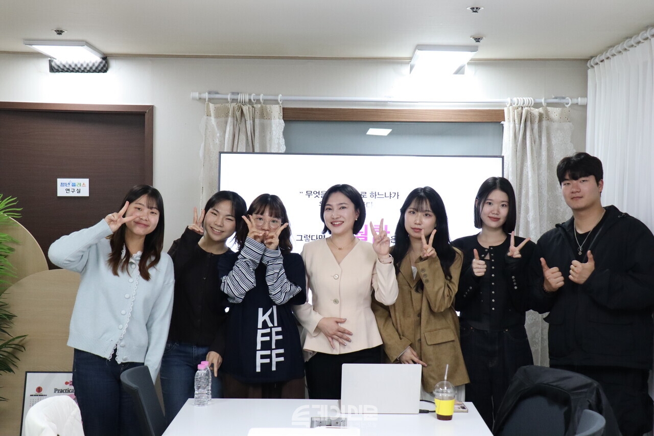 스피치 강습에 함께한 김아진 아나운서(가운데)와 제4기 청년플러스 서포터즈&nbsp;©투데이신문