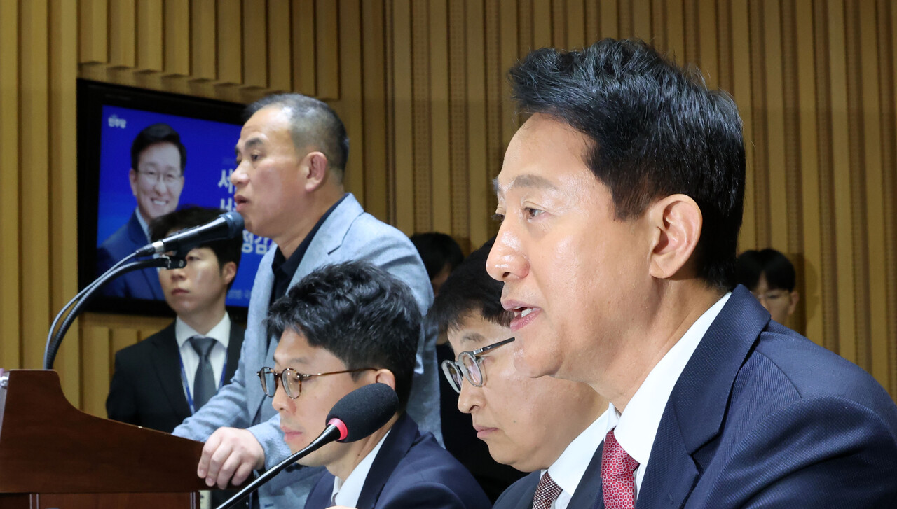 오세훈 서울시장이 지난달 23일 서울시청에서 열린 국회 행정안전위원회의 서울특별시에 대한 국정감사에서 의원 질의에 답변하는 옆으로 명태균 증인이 증언대에 서있다. [사진제공=뉴시스]