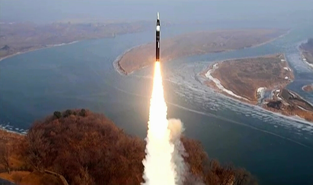 김정은 북한 국무위원장이 지난 1월 6일 북한 미사일총국의 신형 극초음속 중장거리 탄도미사일 시험발사를 화상감시체계로 참관했다고 북한 조선중앙TV가 보도했다. [사진출처=조선중앙TV 캡처]<br>