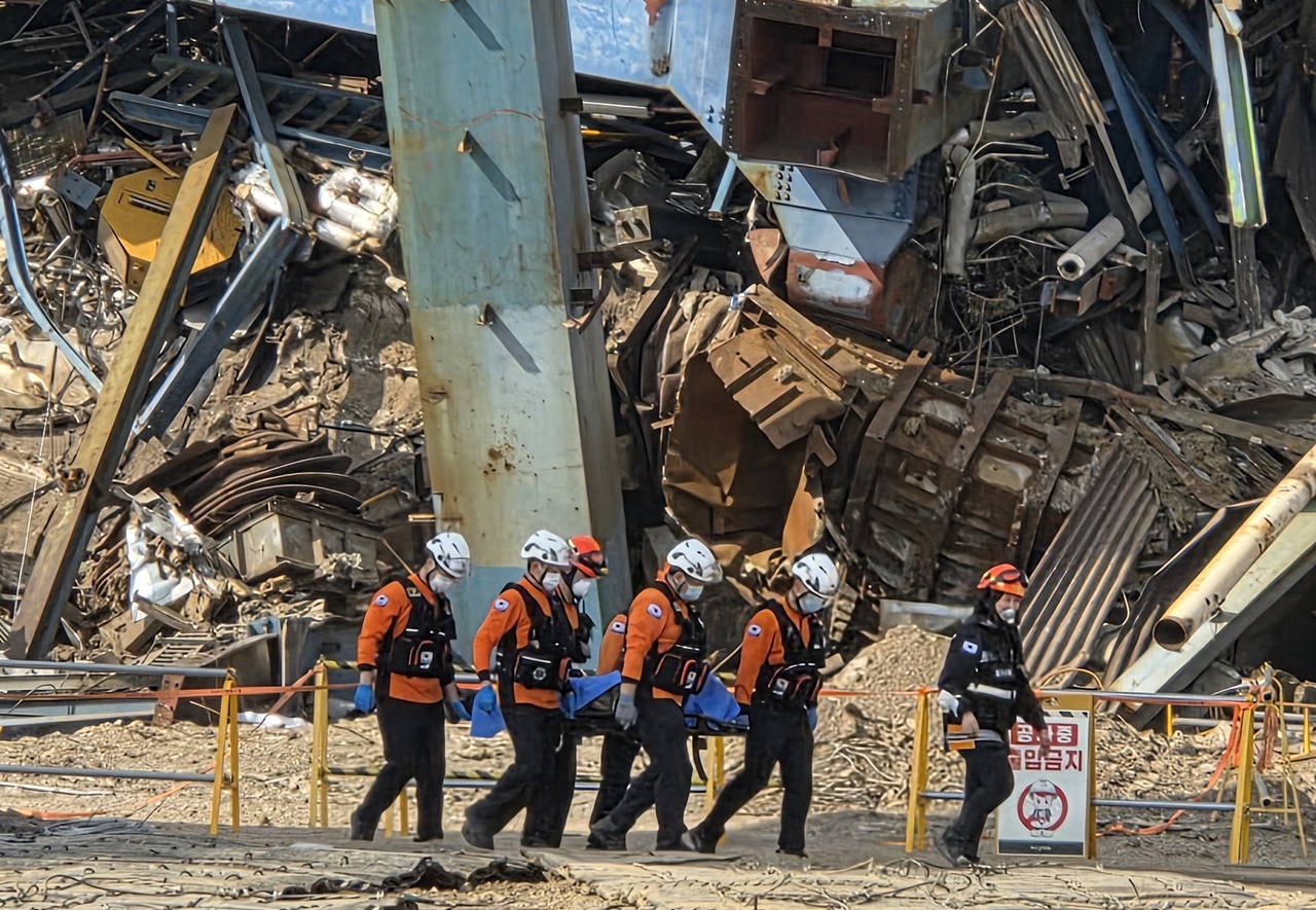 7일 울산시 남구 용잠동 사고 현장에서 구급대원 등이 매몰자를 구조해 이송하고 있다. [사진제공=뉴시스]