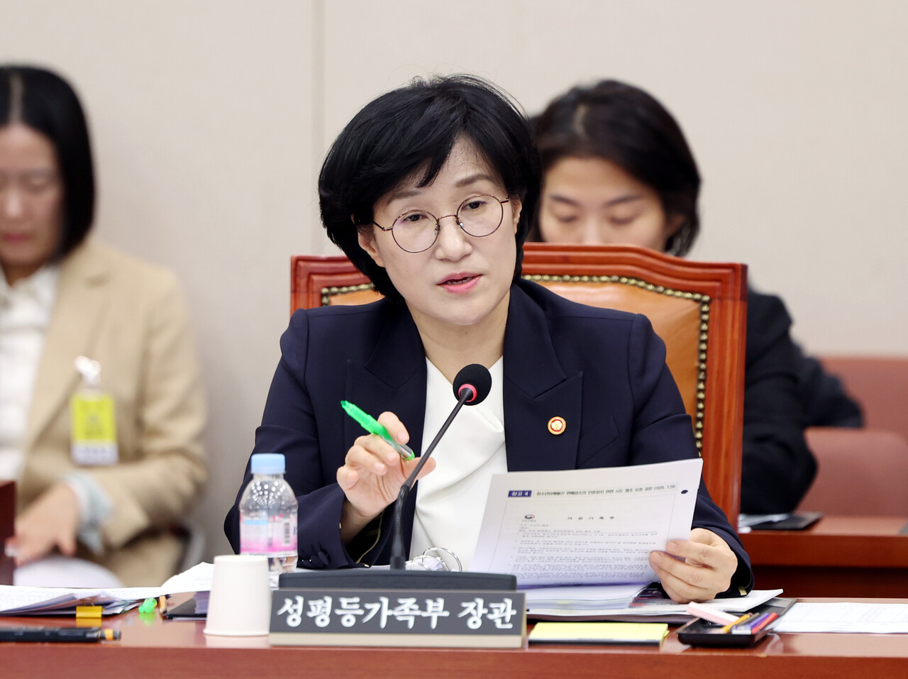 성평등가족부 원민경 장관이 지난 4일 서울 여의도 국회 성평등가족위원회에서 열린 성평등가족부 등에 대한 국정감사에 참석해 있다. [사진제공=뉴시스]&nbsp;<br>